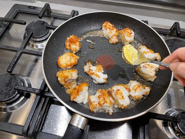 After cutting, turn on the fire, put the fish back into the wok, and fry both sides repeatedly.