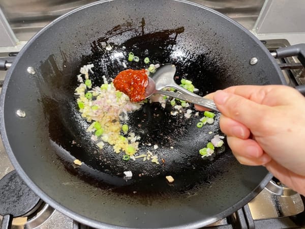 料頭爆香後，加入一湯匙豆瓣醬，並以細火慢慢推開。