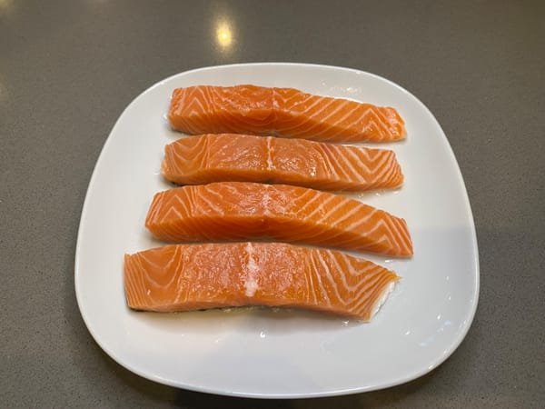 Tepuk-tepuk filet salmon hingga kering dengan handuk kertas.