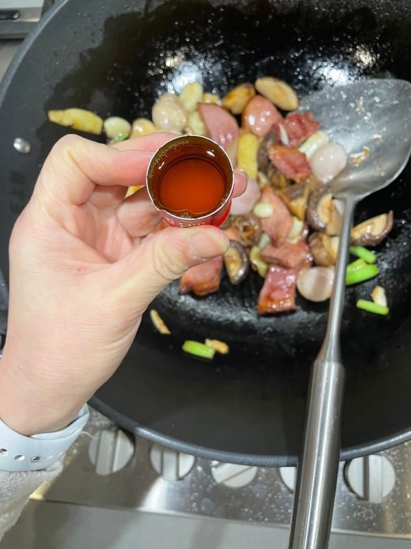 Cuando todo esté sofrito hasta que desprenda un aroma fragante, añadir una tapa de vino de cocina (cualquier vino) y sofreír durante un rato.