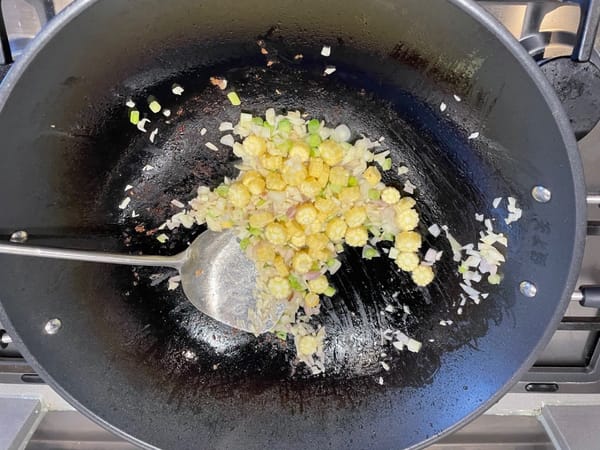 Aggiungere le pannocchie di mais e farle saltare in padella.