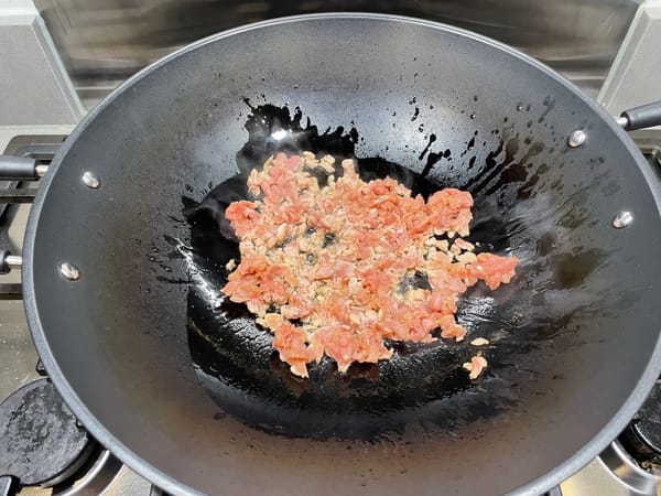 別の中華鍋に油を熱し、豚ひき肉を加えて両面が黄金色になるまで揚げます。置いておきます。