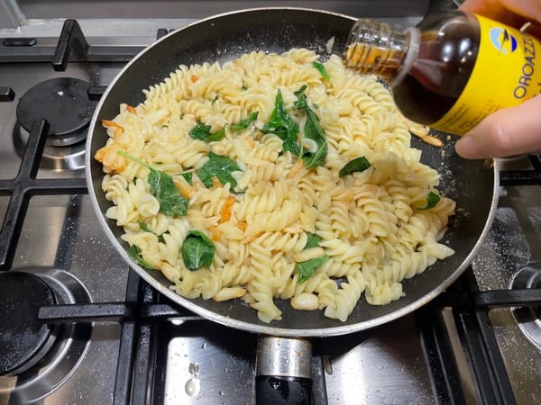 Mit etwa 2 Esslöffeln italienischer Fischsauce oder 1 Teelöffel Salz würzen.