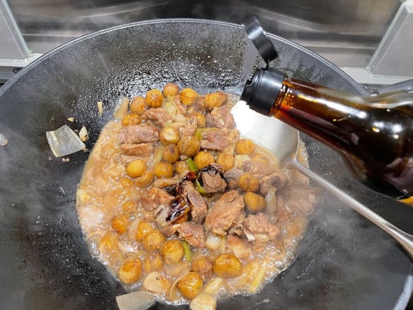 냄비 뚜껑을 열고 맛을 보세요. 맛이 강하지 않으면 소금이나 간장을 더 넣으세요. 음식의 색을 더 돋보이게 하기 위해 진한 간장을 더해도 됩니다.