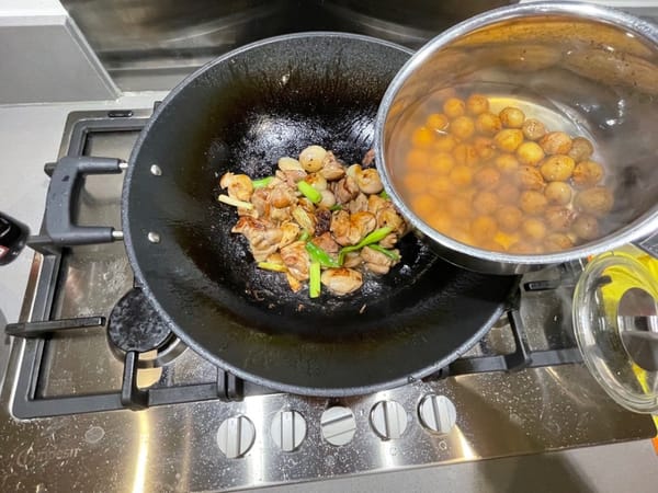 Add the chestnuts that have been boiled for 4 minutes and the water used to boil them.