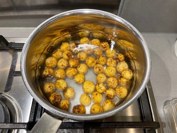 Boil water in a pot, add chestnuts when water boils, and cook for 4 minutes.