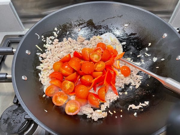 체리토마토를 넣고 볶습니다.