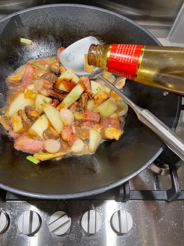 Añade una cucharada de salsa de ostras, media cucharadita de salsa de soja oscura y una cucharadita de azúcar. Como el jamón es salado, no agregue demasiado condimento en este momento.