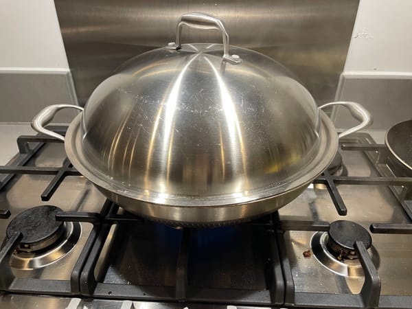 Hervir agua en un wok, añadir la lubina cuando el agua hierva y cocinar al vapor durante 10 a 12 minutos.