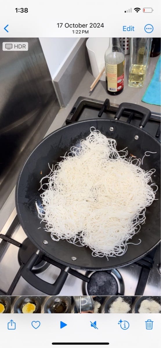 Nyalakan api lagi, tambahkan minyak sedikit saja, lalu masukkan bihun setelah minyak panas. Setelah bihun dibentangkan, jangan ditumis dulu. Tumis bihun hingga harum.