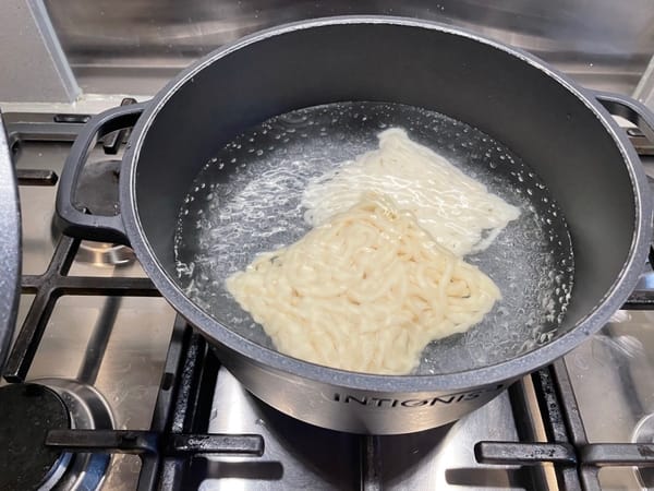 Sajikan dengan udon, bihun, bihun beras atau nasi sesuai selera