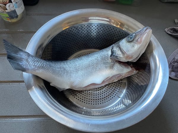 Lavar el pescado y quitarle las escamas. Lavar la ventresca del pescado con agua de fécula de castañas. Y escurre el agua.