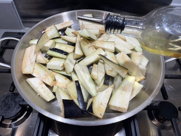 中華鍋に水を入れて沸騰させます。ナスを中華鍋の上に置き、塩小さじ1杯、砂糖小さじ1杯、油大さじ1杯を振りかけます。