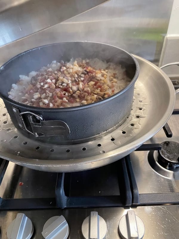 鍋に水を入れて沸騰させ、洗面器を鍋に入れ、60分間蒸します。鍋の水位に注意し、必要に応じて水を足します。