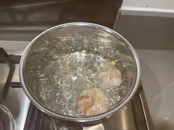 Zwei ganze Knoblauchzehen in heißes Wasser geben und 30 Minuten kochen lassen.