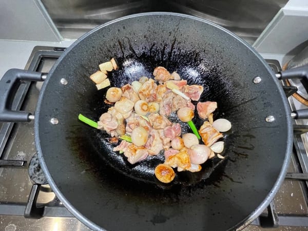 Add the chicken and fry until both sides are golden brown, then stir-fry evenly.