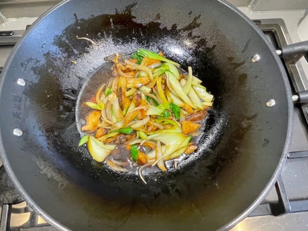 Añade agua hasta la mitad de las verduras.