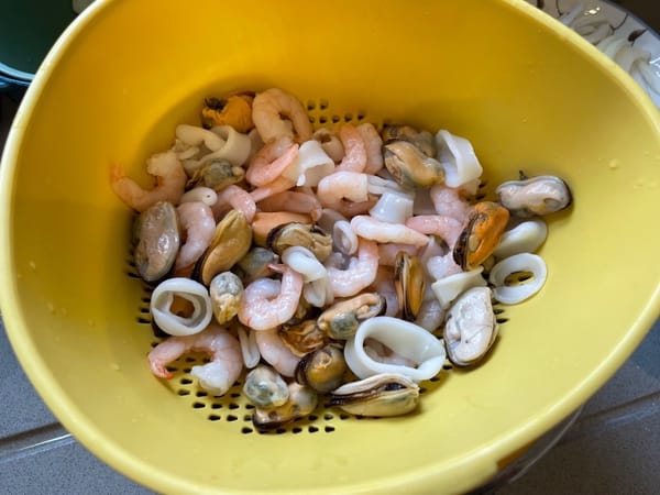 Después de descongelar los mariscos, escurrirlos en un colador.