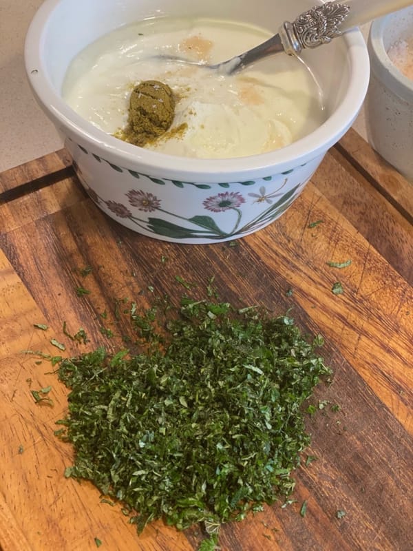 Untuk membuat saus yoghurt rasa mint, campurkan yoghurt, daun mint cincang, air jeruk lemon, bubuk jinten, dan sedikit garam. Aduk rata dan simpan dalam lemari es hingga siap disajikan.