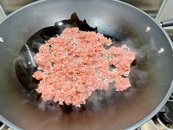 냄비에 기름을 두르고 다진 돼지고기를 양면이 황금색이 될 때까지 볶습니다.