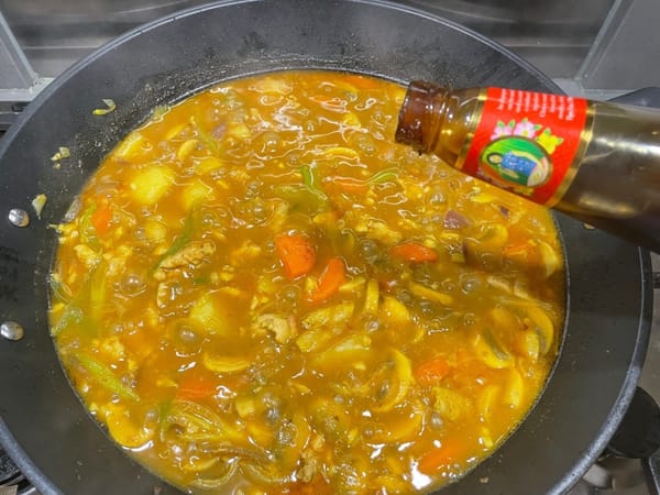 Ajoutez l'assaisonnement : sel, sauce aux huîtres, sauce soja et sucre. Chaque sauce au curry a un goût différent, il est donc recommandé de la goûter avant de déterminer la quantité d'assaisonnement.