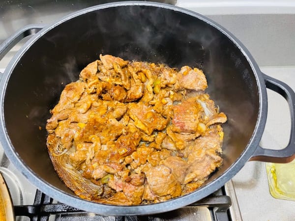 Coloque la carne frita dentro de los fideos que han sido horneados durante diez minutos.