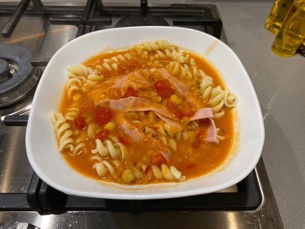 Vierta la sopa de tomate caliente sobre los macarrones con jamón.