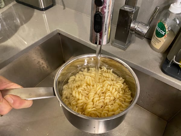 Enjuague los macarrones con agua fría del grifo para eliminar el exceso de almidón y evitar que se peguen.