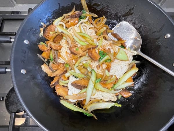 Cubre los udon con la salsa de verduras y utiliza una espátula para esparcirlos.