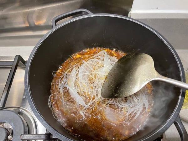 Añade los fideos y cuando la salsa empiece a hervir nuevamente, apaga el fuego y tapa la olla.