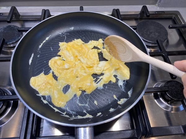 Versate il composto di uova nella padella e friggetelo fino a metà cottura.