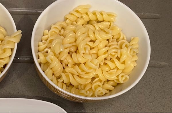 Coloque los macarrones preparados en un recipiente para servir.