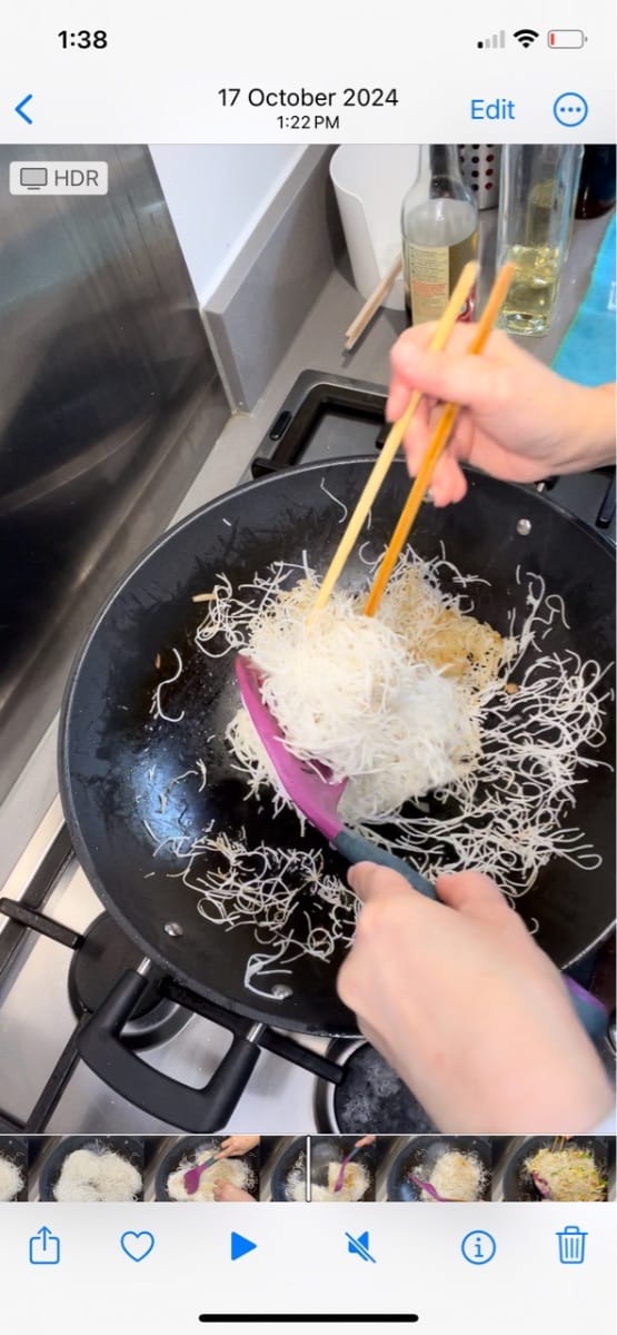 Bila kedua sisi bihun sudah agak keemasan, tumis bihun dengan spatula dan sumpit kayu selama kurang lebih 4 menit.