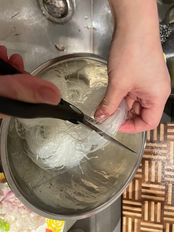 Después de remojar los fideos durante una hora, escurre el agua y recorta los fideos para evitar que queden demasiado largos.