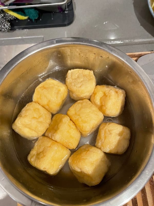 Tofu (lavar, blanquear con agua caliente, cortar por la mitad)