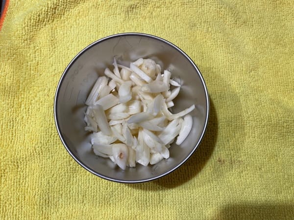 Knoblauch (in Scheiben geschnitten)