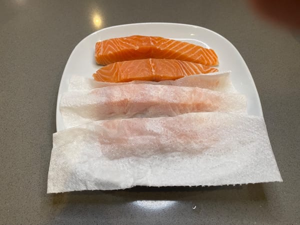 Tepuk-tepuk filet salmon hingga kering dengan handuk kertas.