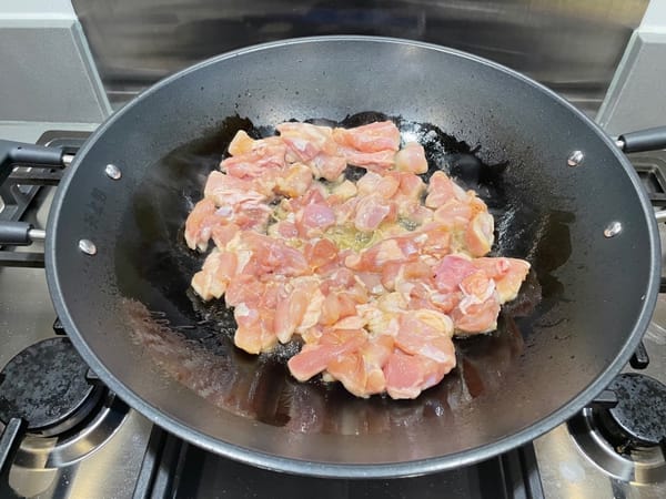 Faites chauffer l’huile dans un wok chaud et faites revenir le poulet. Faites frire jusqu’à ce que les deux côtés soient dorés et réservez.