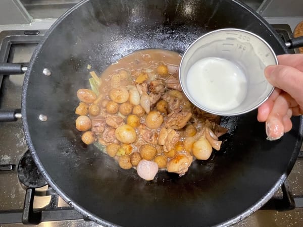 Cover the starch with chestnut powder and water.