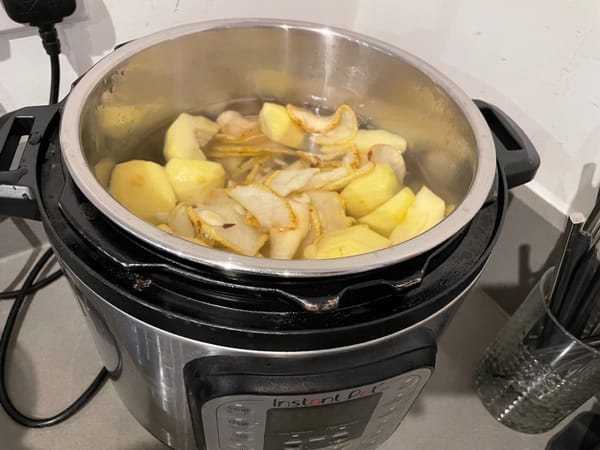 Une fois l’eau bouillante, mettez tous les ingrédients ci-dessus dans la casserole.