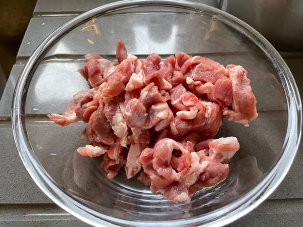 สเต็กไหล่หมู (หั่นเป็นเส้นบาง)