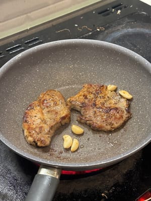 Add in garlic and alcohol, let evaporate and set it aside