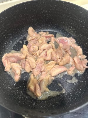 油を熱したフライパンに鶏肉を入れ、マリネ液に漬け込んだものを表面の色が変わるまで焼きます。フライパンから取り出し、