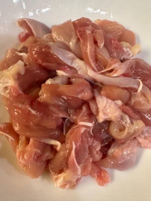 塩をすり込み、その後水で洗い流します。この手順で鶏の胴体をきれいにします。