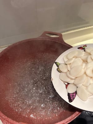 餅を沸騰したお湯で約2分間軽く茹でます