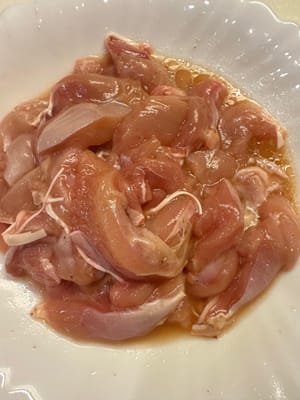 次に、鶏肉を記載されている材料でマリネし、脇に置いておきます