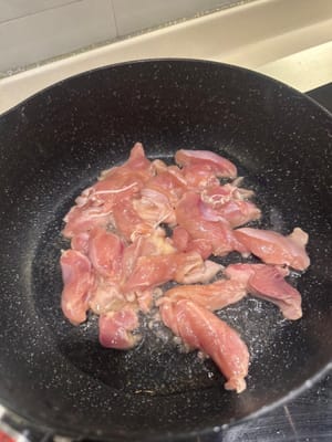 油を熱したフライパンに鶏肉を入れ、マリネ液に漬け込んだものを表面の色が変わるまで焼きます。フライパンから取り出し、