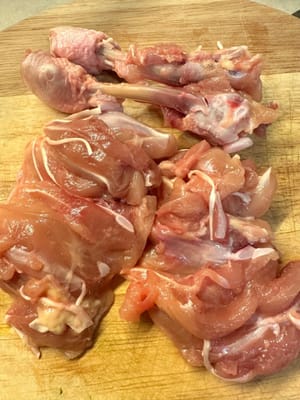 まず、鶏の骨を取り除き、鶏むね肉にする