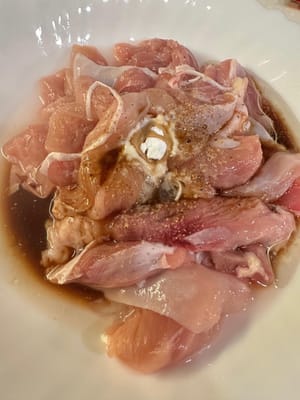 次に、鶏肉を記載されている材料でマリネし、脇に置いておきます