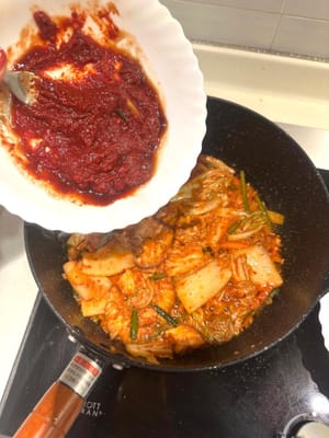 ソースを加えて一緒にフライパンで炒める